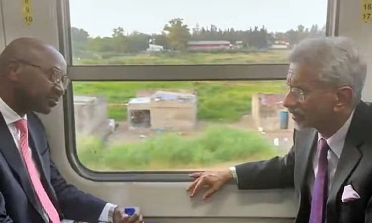 ಮೊಜಾಂಬಿಕ್‌ನಲ್ಲಿ ‘Made In India’ ರೈಲಿನಲ್ಲಿ ಸವಾರಿ ಮಾಡಿದ ಸಚಿವ S Jaishankar
