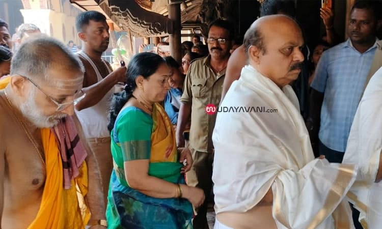 ಕೊಲ್ಲೂರು ಮೂಕಾಂಬಿಕೆ ದರ್ಶನ ಪಡೆದ ಸಿಎಂ ಬೊಮ್ಮಾಯಿ ದಂಪತಿ