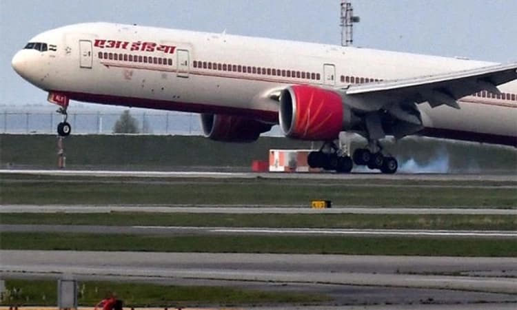 Air India ಕ್ಯಾಬಿನ್ ಸಿಬಂದಿಯೊಂದಿಗೆ ಅಶಿಸ್ತು; ಕೆಳಗಿಳಿಸಿ ಪ್ರಯಾಣಿಕನ ಬಂಧನ