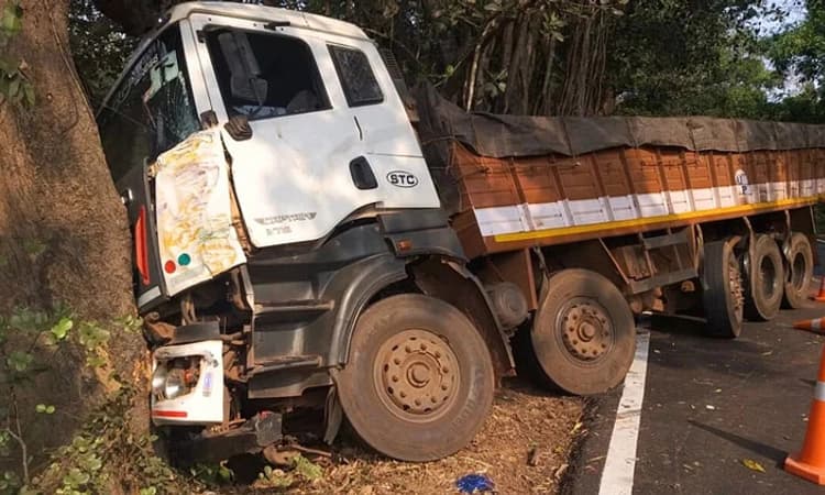 Madgaon-Karwar; ಚಾಲಕನ ನಿಯಂತ್ರಣ ತಪ್ಪಿ ಮರಕ್ಕೆ ಡಿಕ್ಕಿ ಹೊಡೆದ ಟ್ರಕ್ 