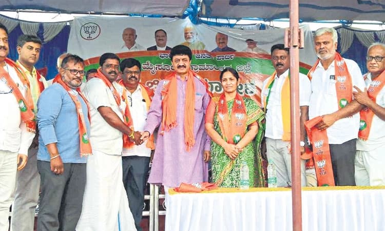 ಗ್ಯಾರಂಟಿ ಕಾರ್ಡ್‌ ಹೆಸರಲ್ಲಿ ಜನತೆಗೆ ಮೋಸ