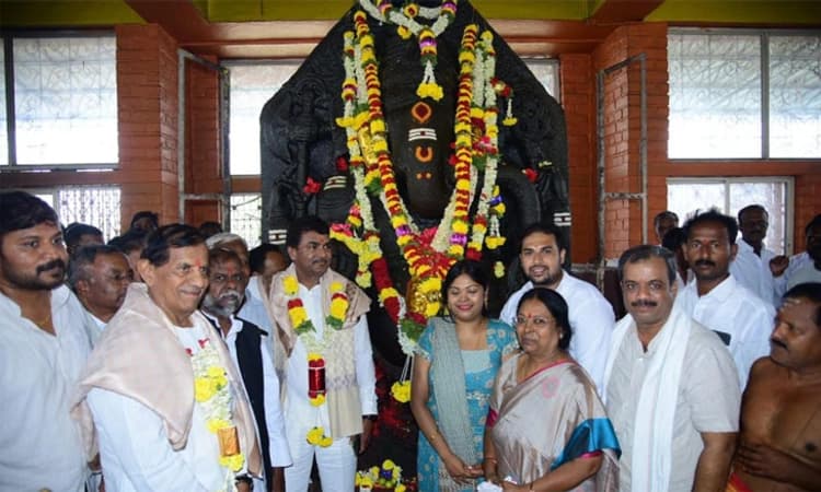 BJP ತೊಲಗಿಸಬೇಕು, Congress ಆಂಜನೇಯ ಅವರನ್ನು ಗೆಲ್ಲಿಸಬೇಕು: ಎ.ವಿ.ಉಮಾಪತಿ