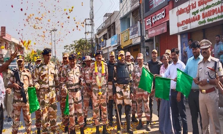 Election 2023: ಪ್ಯಾರಾ ಮಿಲಿಟರಿ ಪಡೆಯಿಂದ ಪಥ ಸಂಚಲನ-ಪುಷ್ಪ ವೃಷ್ಠಿ ಮಾಡಿ ಸ್ವಾಗತ