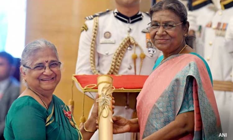 Sudha Murty- ಪದ್ಮಭೂಷಣ ಪ್ರಶಸ್ತಿ ದೇಶದ ಜನತೆಗೆ ಅರ್ಪಣೆ:  ಸಮಾರಂಭದಲ್ಲಿ ಪುತ್ರಿ ಭಾಗಿ