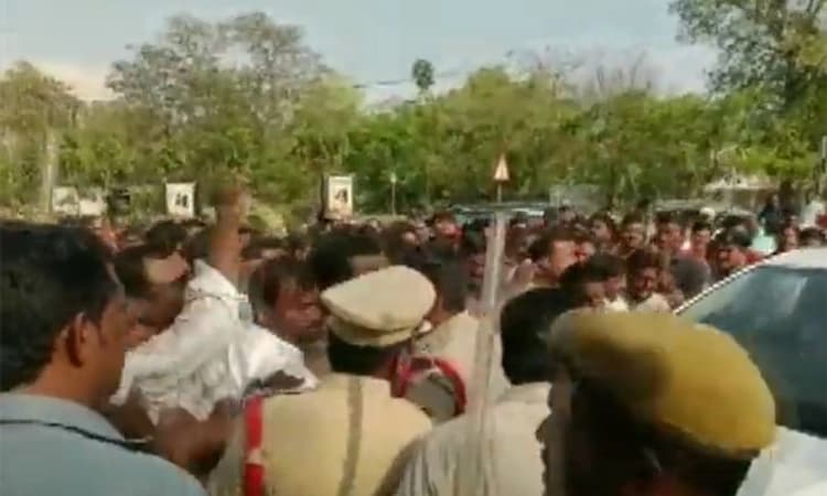 BRS v/s BJP ; ಬಂಡಿ ಸಂಜಯ್ ಕೋರ್ಟ್ ಗೆ ಬರುತ್ತಿದ್ದಂತೆ ಬಿಆರ್ ಎಸ್ ಪ್ರತಿಭಟನೆ