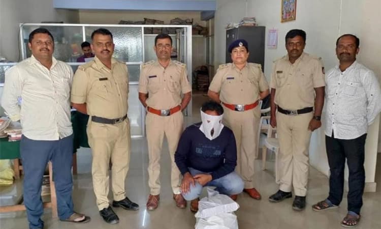 ಹುಣಸೂರು: ಹೋಟೆಲ್ ಮೇಲೆ ದಾಳಿ 5 ಲೀ ಮದ್ಯ ವಶ, ಆರೋಪಿ ಬಂಧನ