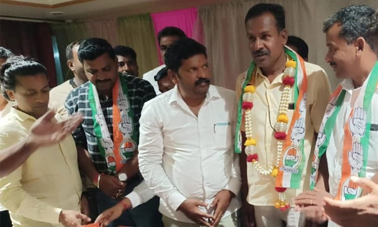 ಬೆಂಬಲಿಗರೊಂದಿಗೆ ಕಾಂಗ್ರೆಸ್ ಸೇರ್ಪಡೆಯಾದ ಹೊನ್ನೇನಹಳ್ಳಿ ರವಿಗೌಡ