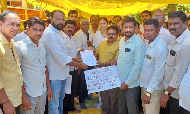 ವಿನಯ್ ಧಾರವಾಡ ಗ್ರಾಮೀಣದಿಂದಲೇ ಸ್ಪರ್ಧಿಸಬೇಕು: ರಕ್ತದಲ್ಲಿ ಪತ್ರ ಬರೆದ ಅಭಿಮಾನಿಗಳ ಧರಣಿ