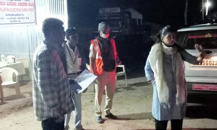 ಹುಣಸೂರು ಎರಡು ಚೆಕ್‌ಪೋಸ್ಟ್ ಗಳಲ್ಲಿ 15.26 ಲಕ್ಷ ರೂ. ವಶ