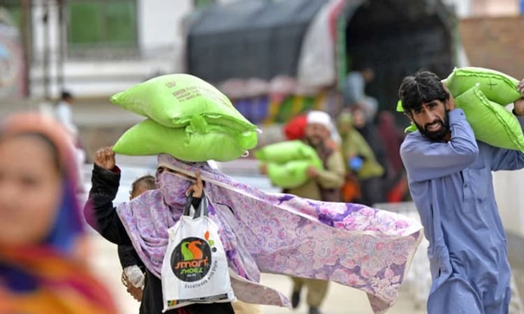 ಪಾಕ್ ನಲ್ಲಿ ದಟ್ಟ ದಾರಿದ್ರ್ಯ: ಉಚಿತ ಆಹಾರದ ಸಾಲಿನಲ್ಲಿ ನೂಕುನುಗ್ಗಲು, 20 ಮಂದಿ ಸಾವು