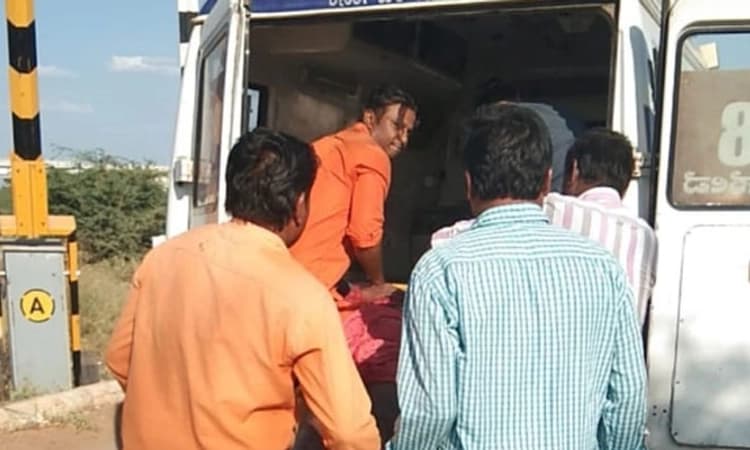 ರೈಲು ಗಾಡಿಗೆ ಅಡ್ಡ ಬಂದ ಪಾದಾಚಾರಿ: ಜೀವ ಉಳಿಸಿದ ರೈಲ್ವೆ ಸಿಬ್ಬಂದಿ