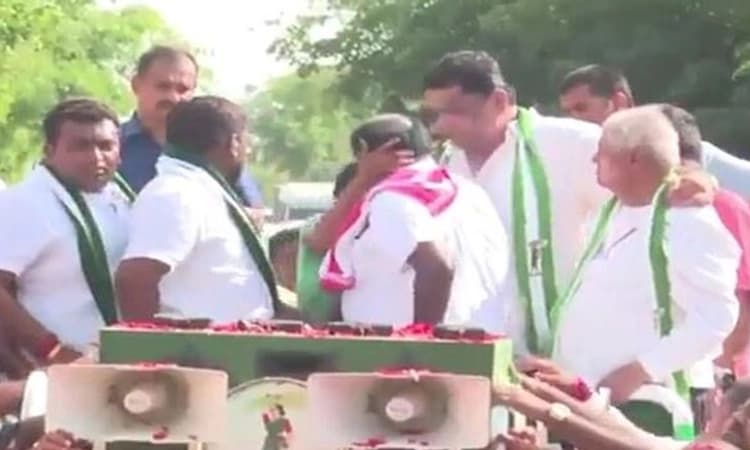 ಎಲ್ಲಿಂದ ಬಂದಿದ್ದಿ ತಂಗಿ…; ಅಭಿಮಾನದಿಂದ ಹೆಚ್ ಡಿಕೆಗೆ ಮುತ್ತಿಟ್ಟ ಮಹಿಳೆ