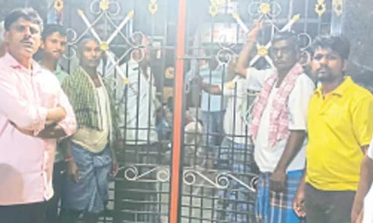 ಬಂಕಾಪುರ: ಕಂದಾಯ ಅಧಿಕಾರಿಗಳ ಕೂಡಿ ಹಾಕಿ ಪ್ರತಿಭಟನೆ