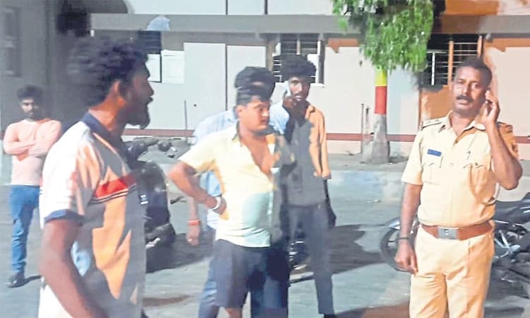 ರಾಮನವಮಿ ಮೆರವಣಿಗೆ ವೇಳೆ ಗುಂಪು ಘರ್ಷಣೆ