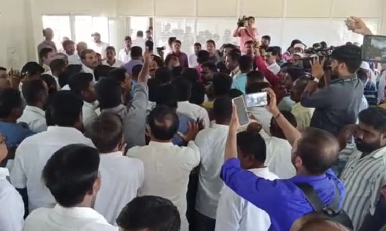 ತಮ್ಮಯ್ಯ ಬೇಡ ಬೇಡ..; ಚಿಕ್ಕಮಗಳೂರು ಕಾಂಗ್ರೆಸ್ ಕಚೇರಿಯಲ್ಲಿ ಕಾರ್ಯಕರ್ತರ ಆರ್ಭಟ