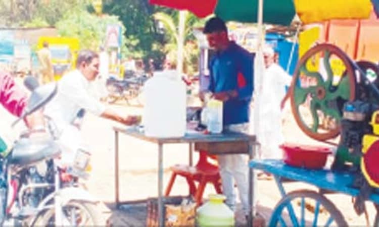 ನರಗುಂದ: ಬಿಸಿಲ ತಾಪಕ್ಕೆ ತಂಪು ಪಾನೀಯ ಮೊರೆ ಹೋದ ಜನ