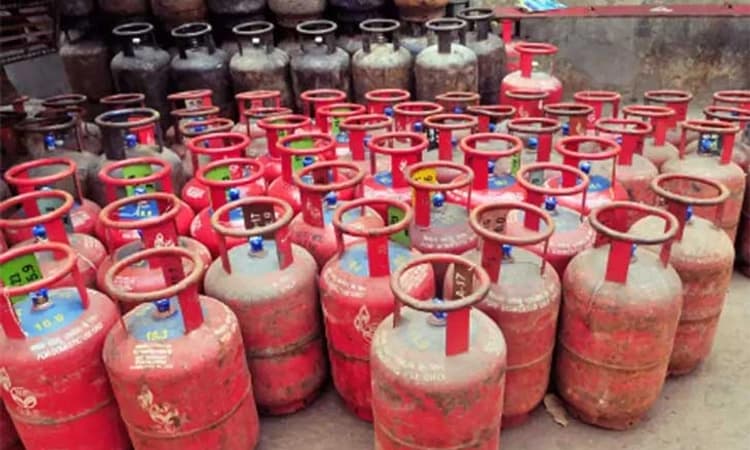 ವಾಣಿಜ್ಯ ಬಳಕೆ ಸಿಲಿಂಡರ್ ಬೆಲೆ 92 ರೂಪಾಯಿ ಇಳಿಕೆ; ಗೃಹ ಬಳಕೆ ಅಡುಗೆ ಅನಿಲ ಬೆಲೆ ಯಥಾಸ್ಥಿತಿ