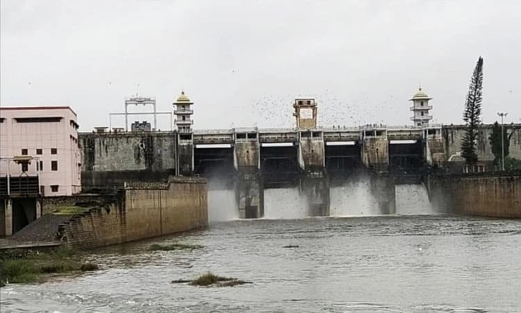 ಬೇಸಿಗೆ ಬಿಸಿಲ ತಾಪಕ್ಕೆ ಬರಿದಾಗುತ್ತಿದೆ ಕಬಿನಿ ಜಲಾಶಯದ ಒಡಲು