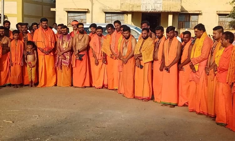 ಗಂಗಾವತಿ: ಮಾಜಿ ಸಚಿವ ಶಿವರಾಜ್ ತಂಗಡಿಗಿಯಿಂದ ಕೇಸರಿ ಬಟ್ಟೆ ಧರಿಸಿ ಹನುಮ ಮಾಲೆ ವೃತ ಆರಂಭ