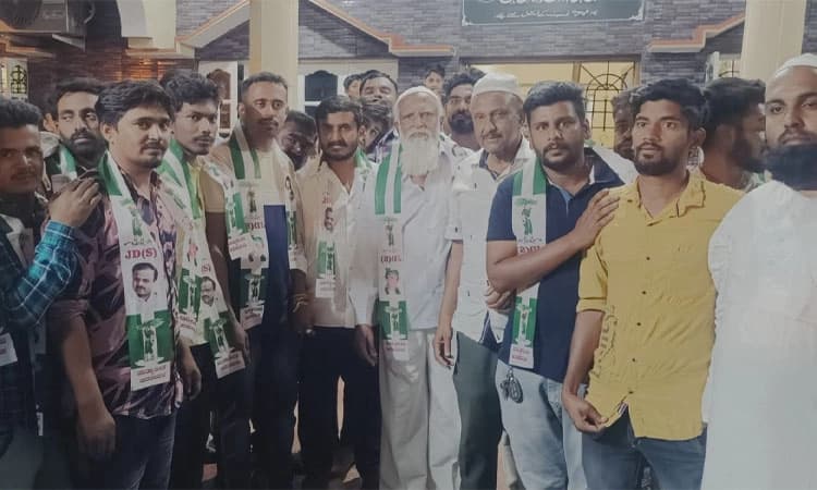 ಹುಣಸೂರು: 50ಕ್ಕೂ ಹೆಚ್ಚು ಯುವಕರು ಕಾಂಗ್ರೆಸ್ ತೊರೆದು ಜೆಡಿಎಸ್ ಸೇರ್ಪಡೆ