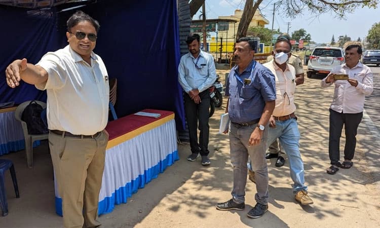 ಚೆಕ್ ಪೋಸ್ಟ್, ಕಂಟ್ರೋಲ್ ರೂಂ ಸಿಬ್ಬಂದಿಗಳ ಕಾರ್ಯ ವೈಖರಿ ಪರಿಶೀಲಿಸಿದ ಡಿ.ಸಿ. ಡಾ.ರಾಜೇಂದ್ರ