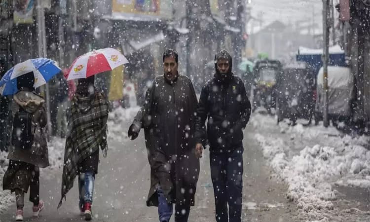 ದಿಲ್ಲಿ-ಹಿಮಾಚಲದಲ್ಲಿ ವರುಣಾರ್ಭಟ; ಹಿಮಾಚಲದಲ್ಲಿ ತೀವ್ರ ಹಿಮಪಾತ, ಜನಜೀವನ ಅಸ್ತವ್ಯಸ್ತ