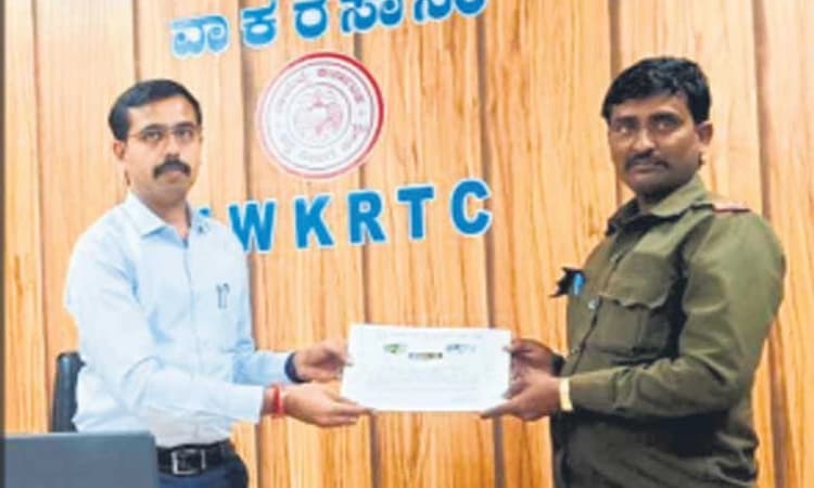 ವಾಯವ್ಯ ಸಾರಿಗೆ ಚಾಲಕನಿಗೆ ಗೌರವ; ‌ಐವತ್ತು ಮಂದಿ ಪ್ರಾಣ ರಕ್ಷಿಸಿದಾತನಿಗೆ ಅಭಿನಂದನೆ