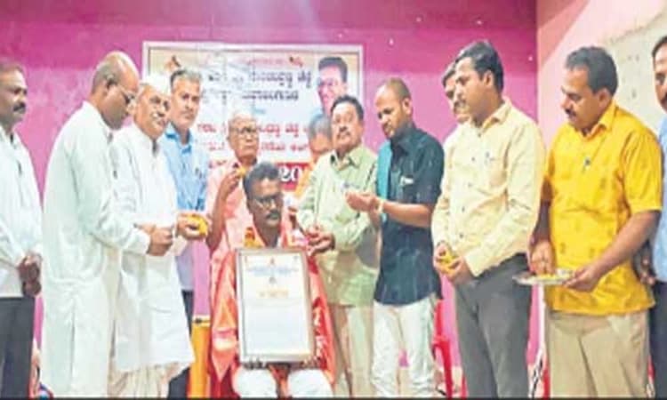 ಶರಣರ ಬದುಕು ಸ್ಫೂರ್ತಿದಾಯಕ: ಸಹಜಾನಂದ ಸ್ವಾಮೀಜಿ