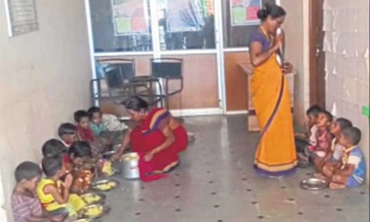 ಮುಧೋಳ: ಅಂಗನವಾಡಿ ಮಕ್ಕಳಿಗೆ ಪಂಚಾಯಿತಿಯಲ್ಲಿ ಪಾಠ!