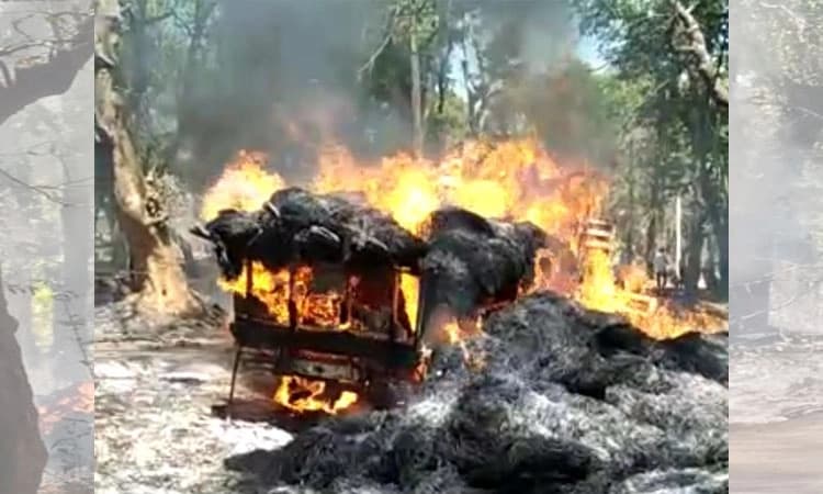 ಬೈ ಹುಲ್ಲು ತುಂಬಿದ್ದ ಲಾರಿ ಬೆಂಕಿಗಾಹುತಿ: ಲಕ್ಷಾಂತರ ರೂಪಾಯಿ ನಷ್ಟ