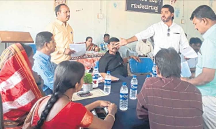 ಗುಳೇದಗುಡ್ಡ: ಲೇಔಟ್‌ಗಳ ಅನುಮೋದನೆಗೆ ಸದಸ್ಯರ ಒತ್ತಾಯ