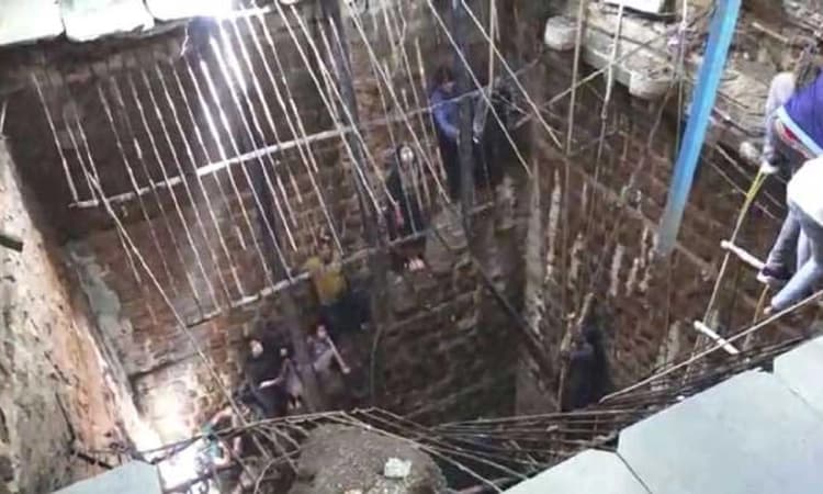 ರಾಮನವಮಿ 2023: ಬಾವಿ ಮೇಲಿನ ಸಿಮೆಂಟ್ ಹಾಸು ಕುಸಿತ; ಬಾವಿಯೊಳಗೆ ಬಿದ್ದ 25 ಭಕ್ತರು…