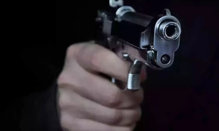 ಕಚೇರಿಯಲ್ಲಿ ಕುರ್ಚಿ ವಿಚಾರಕ್ಕೆ ವಾಗ್ವಾದ ; ಸಹೋದ್ಯೋಗಿಯ ಮೇಲೆ ಗುಂಡು!