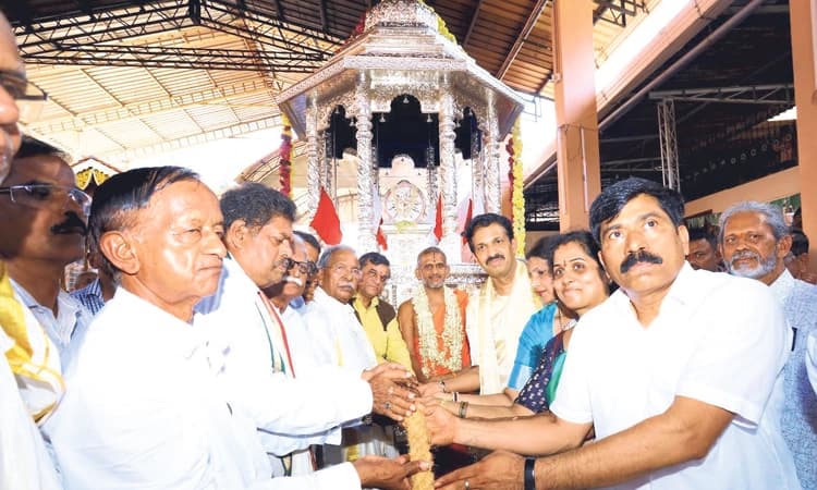 ಮಂದಾರ್ತಿ ದೇವಸ್ಥಾನಕ್ಕೆ ರಜತ ರಥ ಸಮರ್ಪಣೆ