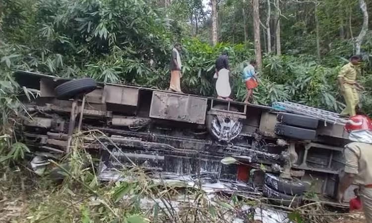 ಶಬರಿಮಲೆ ದರ್ಶನ ಮುಗಿಸಿ ಬರುತ್ತಿದ್ದ ವೇಳೆ ಬಸ್‌ ಪಲ್ಟಿ: 20 ಕ್ಕೂ ಹೆಚ್ಚಿನ ಭಕ್ತರಿಗೆ ಗಾಯ