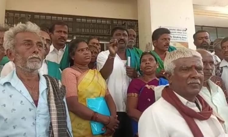 ರೈತರಿಗೆ ಸಾಗುವಳಿ ಚೀಟಿ ನೀಡಲು ಮೀನಾಮೇಷ: ಕಂದಾಯ ಕಚೇರಿಗೆ ಮುತ್ತಿಗೆ ಹಾಕಿ ಪ್ರತಿಭಟನೆ