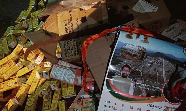 ಚಿಕ್ಕಮಗಳೂರು: ಕಾರಿನಲ್ಲಿ ಮದ್ಯದ ಬಾಟಲ್, ಸಿ.ಟಿ.ರವಿ ಕ್ಯಾಲೆಂಡರ್‌, ಲಾಂಗ್ ಪತ್ತೆ