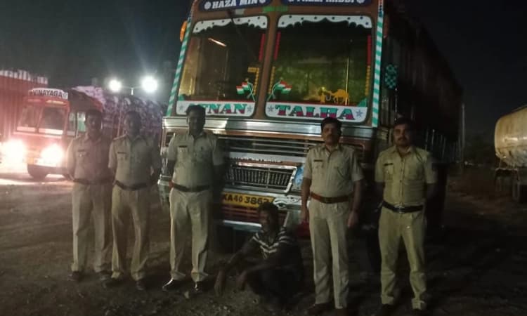 ವಿಜಯಪುರ: ಪರವಾನಿಗೆ ಇಲ್ಲದೆ ವಾಹನದಲ್ಲಿ ಸಾಗಿಸುತ್ತಿದ್ದ 47 ಲಕ್ಷ ರೂ‌. ಮೌಲ್ಯದ ಮದ್ಯ ವಶ