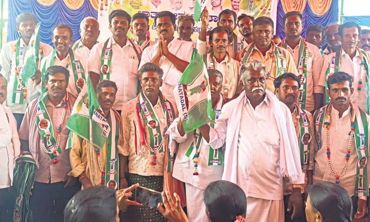 ಕಾಂಗ್ರೆಸ್‌ ತೊರೆದು ಜೆಡಿಎಸ್‌ ಸೇರಿದ ಮುಖಂಡರು