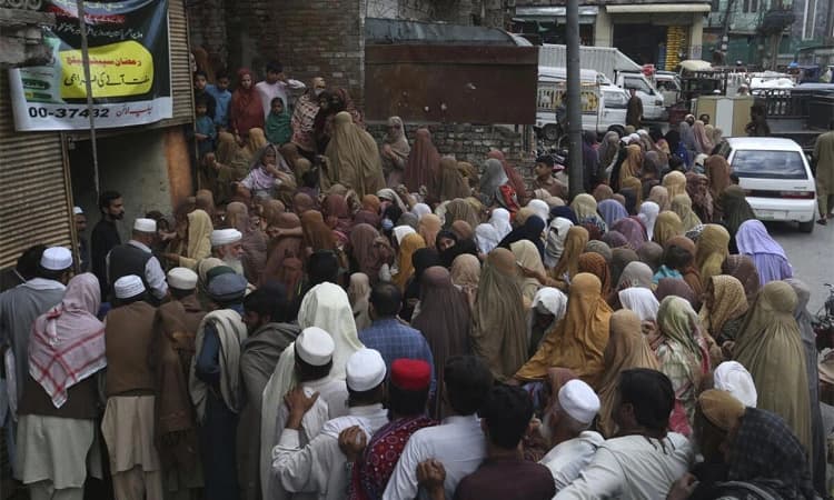 ಗೋಧಿಗಾಗಿ ಮುಗಿಬಿದ್ದ ಜನ ಪಾಕ್‌ನಲ್ಲಿ 4 ಮಂದಿ ಸಾವು !