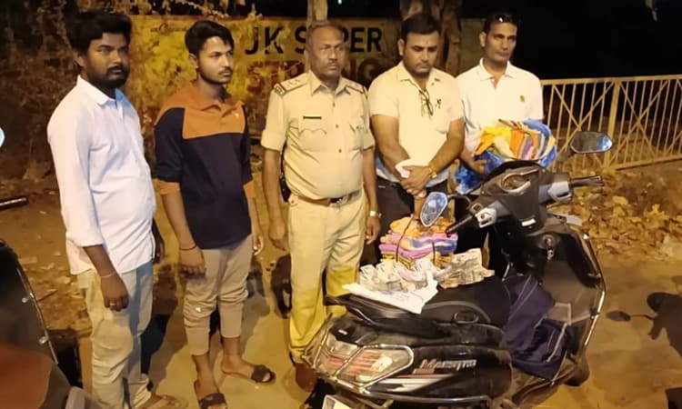 ಕೊಪ್ಪಳ ಚೆಕ್ ಪೋಸ್ಟ್ ನಲ್ಲಿ ಪೊಲೀಸರ ಕಾರ್ಯಾಚರಣೆ: ದಾಖಲೆ ಇಲ್ಲದ ಕಂತೆ ಕಂತೆ ಹಣ ವಶಕ್ಕೆ