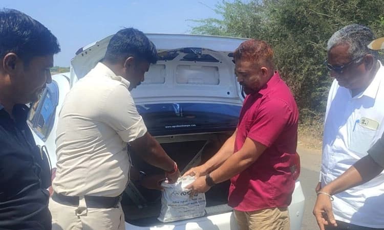 ಎರಡು ಚೆಕ್ ಪೋಸ್ಟ್ ನಲ್ಲಿ ಪರಿಶೀಲನೆ: ದಾಖಲೆ ಇಲ್ಲದೆ ಸಾಗಿಸುತ್ತಿದ್ದ 58 ಲಕ್ಷ ರೂ. ವಶ