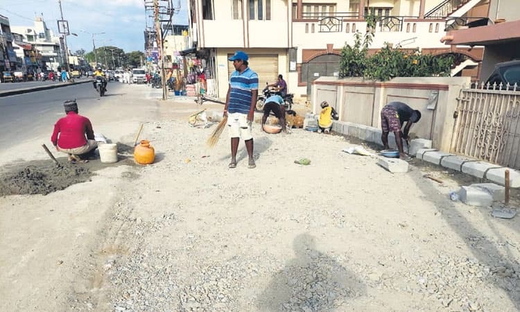 ಫುಟ್‌ಪಾತ್‌ ಅವ್ಯವಸ್ಥೆ; ನಾಗರಿಕರ ಆಕ್ರೋಶ