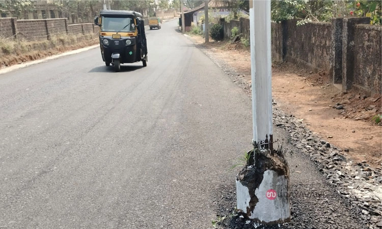 Kaup- ಶಿರ್ವ ಮುಖ್ಯರಸ್ತೆ; ರಸ್ತೆಯಲ್ಲಿರುವ ಹೈಟೆನ್ಶನ್‌ ವಿದ್ಯುತ್‌ ಕಂಬಗಳು:ಅಪಾಯದ ಕರೆಗಂಟೆ