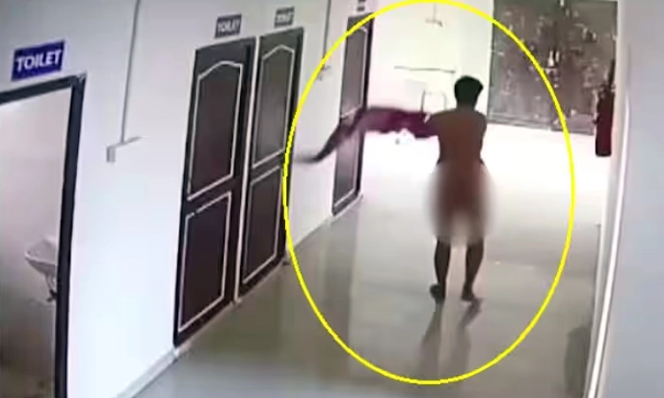 Viral Video: ಆಸ್ಪತ್ರೆ ಆವರಣದಲ್ಲಿ ಬೆತ್ತಲಾಗಿ ಸುತ್ತಾಡಿದ ಸರಕಾರಿ ಆಸ್ಪತ್ರೆ ವೈದ್ಯ…