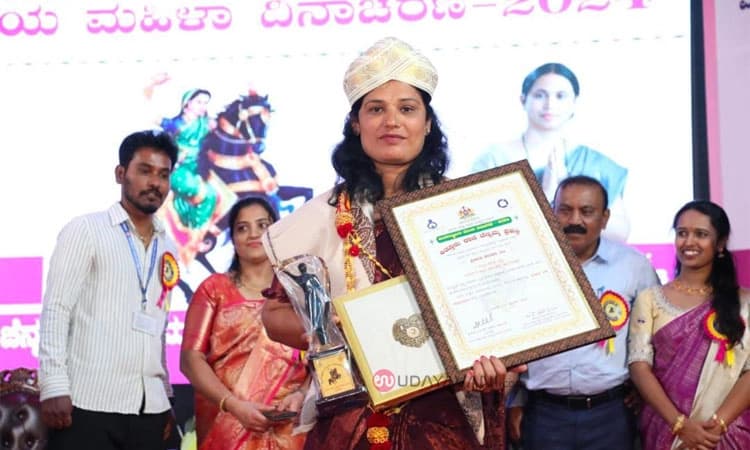 ರಾಜ್ಯ ಮಟ್ಟದ ಕಿತ್ತೂರು ರಾಣಿ ಚೆನ್ನಮ್ಮ ಪ್ರಶಸ್ತಿ ಸ್ವೀಕರಿಸಿದ ಸವಣೂರಿನ ಶಾರದಾ ಮಾಲೆತ್ತಾರು