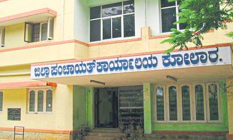 Kolar: ಕುರ್ಚಿಗೆ ಅಧಿಕಾರಿಗಳಿಬ್ಬರ ತಿಕ್ಕಾಟ; ಕೆಲಸ ಸ್ಥಗಿತ