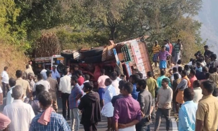 Sathyamangalam; ತಮಿಳುನಾಡಿನ ದಿಂಬಂ ಘಾಟಿಯಲ್ಲಿ ಕಬ್ಬಿನ ಲಾರಿ ಉರುಳಿ ಮೂವರ ಸಾವು