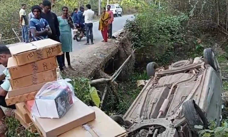 Lost Control: ಟಿಪ್ಪರ್ ಗೆ ಡಿಕ್ಕಿ ಹೊಡೆಯುವುದನ್ನು ತಪ್ಪಿಸಲು ಹೋಗಿ ಹಳ್ಳಕ್ಕೆ ಬಿದ್ದ ಕಾರು