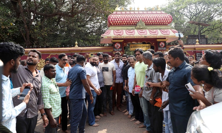 ಕುತ್ತಾರು ಕೊರಗಜ್ಜನ ಆದಿಸ್ಥಳಕ್ಕೆ ದರ್ಶನ್‌ ಭೇಟಿ: ಸುಮಲತಾ ಸ್ಪರ್ಧೆ ಬಗ್ಗೆ ಹೇಳಿದ್ದೇನು?